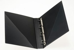 Chormappe DIN A4 Kunstleder schwarz mit 4 Ringen, Füllhöhe 26mm, und diagonalem Namensfenster aussen rechts unten